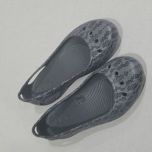 LIKE NEW CROCS Womens Snakeskin Slip On Closed Toe Shoes Size 6